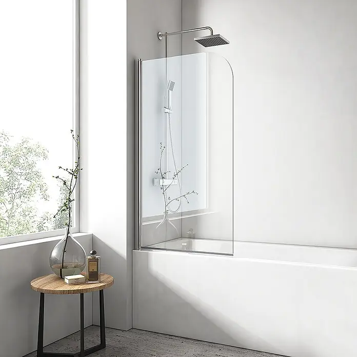 Emke Badewannenaufsatz Folenco FASS - 1 Stk., Chrom - Duschwand aus Klarglas mit Rundbogen, über einer weißen Badewanne montiert.