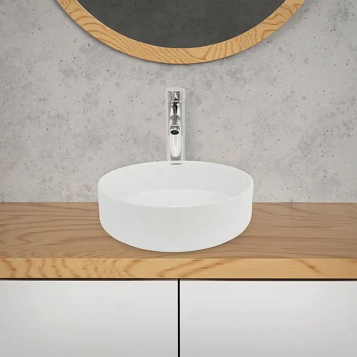 LuxeBath Waschbecken Keramik Design Waschtisch Ø 355x120 mm Rund Spülbecken -  - Weißes Keramik-Aufsatzwaschbecken mit Chromarmatur auf einer Holzarbeitsplatte platziert.