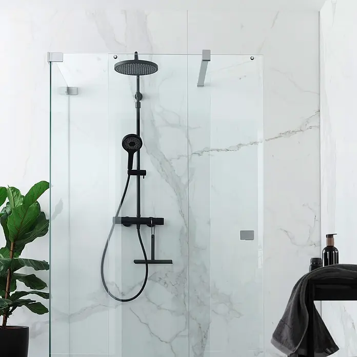 SCHÖNER WOHNEN-Kollektion Duschsystem Glaia mit Thermostat Wassersparend Mattschwarz - Anzahl Strahlarten: 3 Stk., Mattschwarz - Modernes schwarzes Duschsystem mit Regenduschkopf und Handbrause in einer gefliesten Duschkabine.