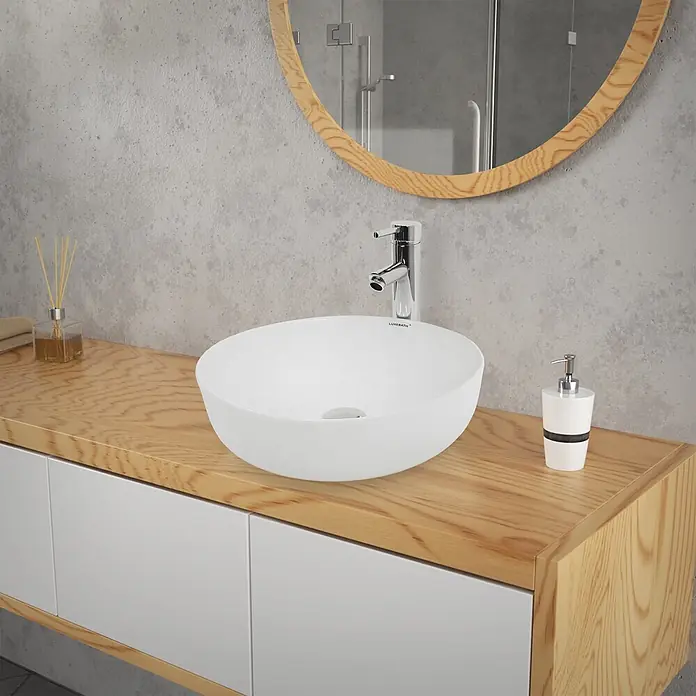 ECD Germany Waschbecken 400x400x135 mm Keramik Rund Weiß mit Ablaufgarnitur -  - Moderner Badwaschtisch mit heller Holzplatte, weißem Aufsatzwaschbecken und Chromarmatur im zeitgenössischen Bad.