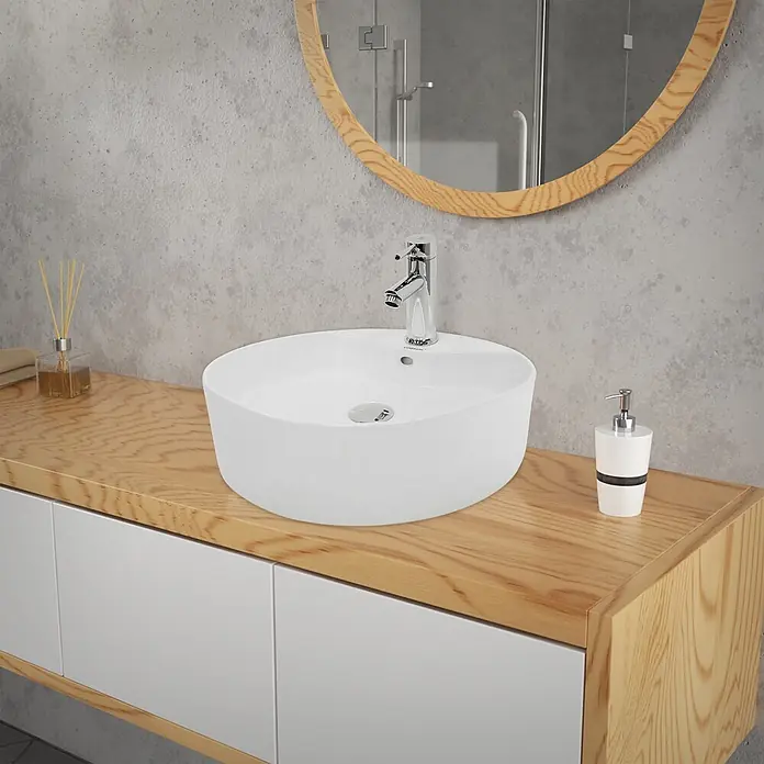 LuxeBath Keramik Waschbecken Ø 460 x 155 mm Weiß mit Ablaufgarnitur -  - Weißes ovales Aufsatzwaschbecken mit Chromarmatur auf einem Holzwaschtisch in einem modernen Bad.