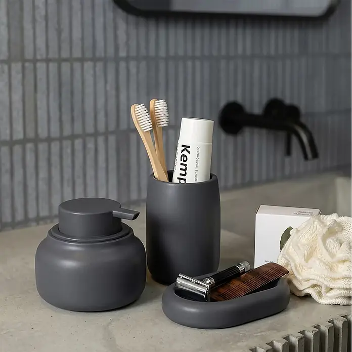 Spirella Jabonera - 8,3 x 12,7 x 2,2 mm, Gris carbón - Set de accesorios de baño de cerámica gris oscuro con dispensador, portacepillos y jabonera, con artículos de tocador.
