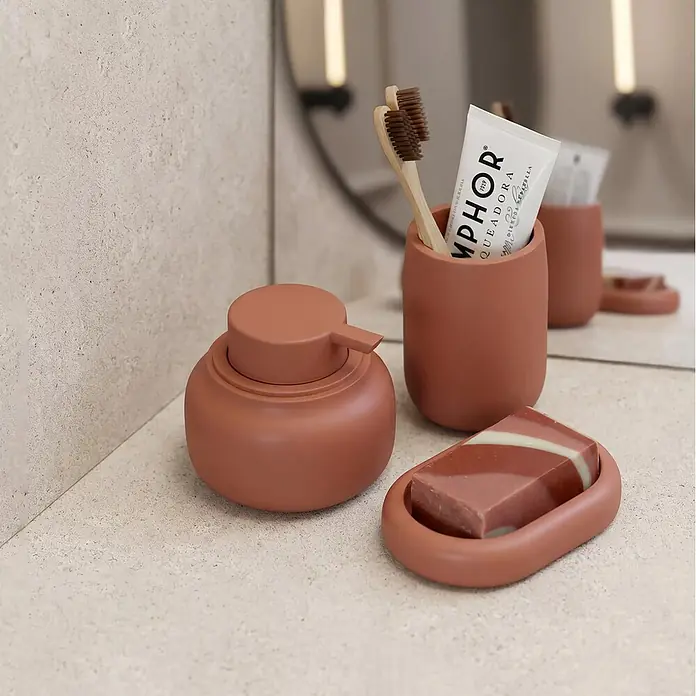 Spirella Jabonera - 8,3 x 12,7 x 2,2 mm, Terracota - Set de baño terracota en una encimera: dispensador de jabón, portacepillos con cepillos y pasta de dientes, y jabonera con una pastilla de jabón.
