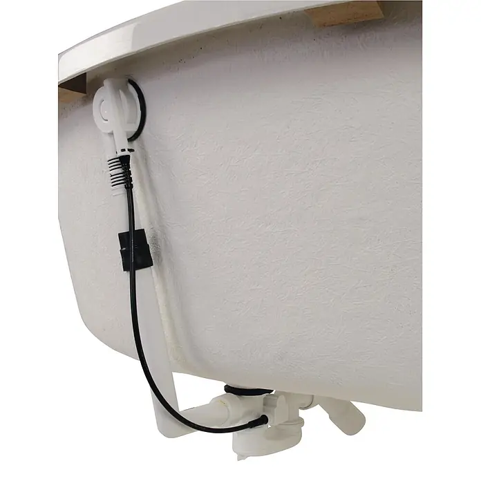 Calmwaters® Eckbadewanne Komplettset 140x140 cm mit Wannenträger & Ablaufgarnitur, Acrylwanne Original, Duowanne für 2, Sitzbadewanne, Set Badewanne komplett, Eckwanne 140 x 140, Weiß, 99000089 -  - Unterseite einer weißen Badewanne mit weißer Kunststoff-Überlauf- und Abflussgarnitur mit schwarzen Schläuchen.
