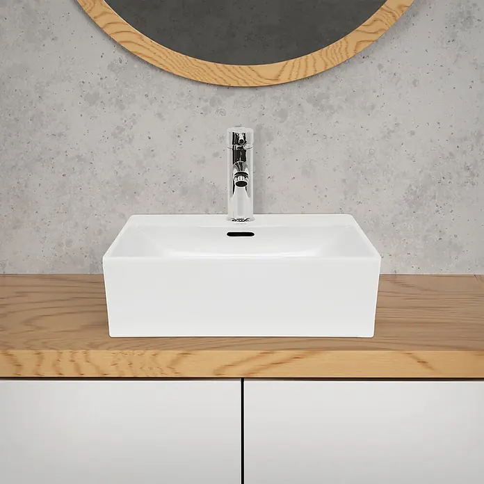 LuxeBath Waschbecken Keramik Waschtisch 415x360x130mm Eckig Weiß Spülbecken -  - Weißes, rechteckiges Aufsatzwaschbecken mit Chromarmatur auf einer Holzplatte im modernen Badezimmer.