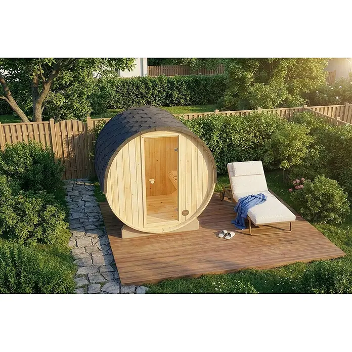 FinnTherm Comfort Set Fasssauna Mini XXS Fasssauna 3 Sitzbänke aus Holz, Sauna mit 42 mm Wandstärke Außensauna, Naturbelassen 2x1,3m -  - Hölzerne Fasssauna mit dunklen Dachschindeln auf einer Terrasse, bereit zur Entspannung im grünen Garten mit Liegestuhl.