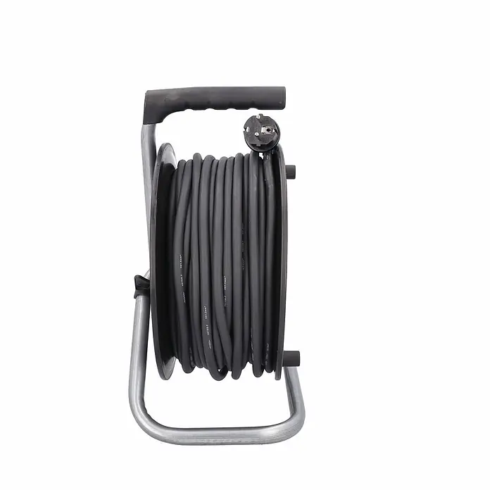 as - Schwabe Baustellenkabeltrommel 40m H07RN-F 3G1,5 Außenbereich IP44 -  - Schwarze Kabeltrommel mit Stecker, auf silbernem Metallrahmen mit schwarzem Griff.