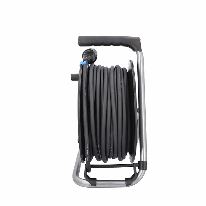 as-schwabe Kabeltrommel H07RN-F 3G1,5 - Kunststoff, 40 m, H07RN-F, IP44 - Schwarze Kabeltrommel mit aufgewickeltem Kabel, auf silbernem Metallrahmen mit schwarzem Griff.
