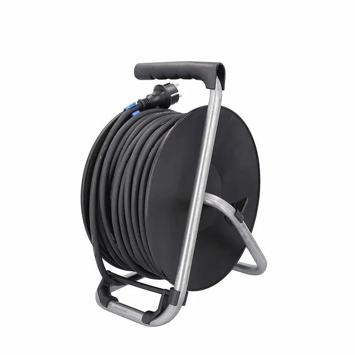 as - Schwabe Baustellenkabeltrommel 40m H07RN-F 3G1,5 Außenbereich IP44 -  - Schwarze Kabeltrommel mit aufgewickeltem Kabel und Stecker, auf silbernem Metallständer mit schwarzem Griff.