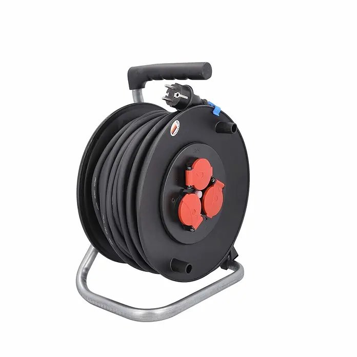 as - Schwabe Baustellenkabeltrommel 40m H07RN-F 3G1,5 Außenbereich IP44 -  - Schwarze Kabeltrommel mit schwarzem Verlängerungskabel, drei roten Steckdosen, schwarzem Griff und grauem Metallständer.