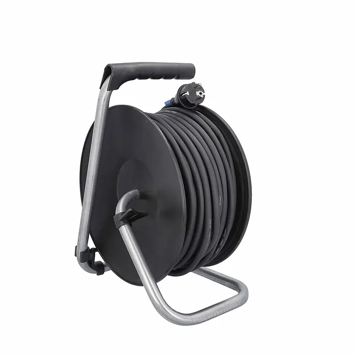 as - Schwabe Baustellenkabeltrommel 40m H07RN-F 3G1,5 Außenbereich IP44 -  - Schwarze Kabeltrommel mit aufgewickeltem Stromkabel und Stecker, auf grauem Metallständer mit Griff.