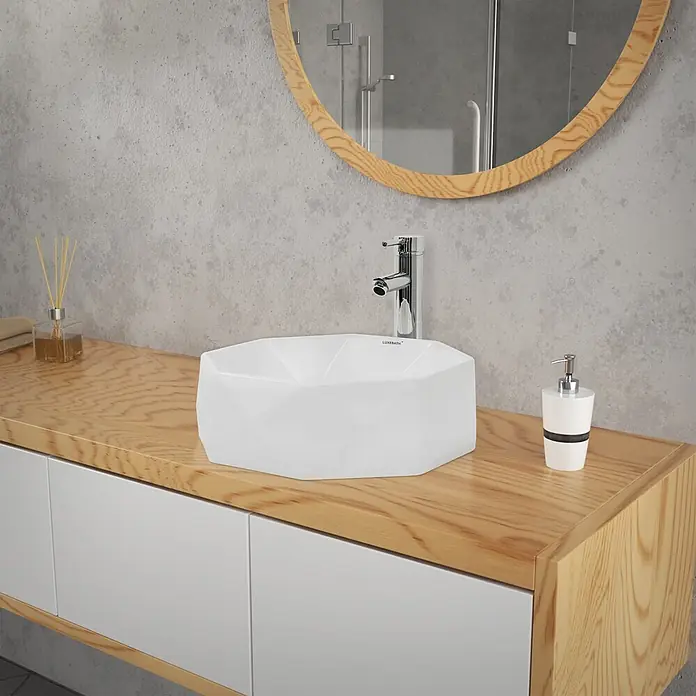LuxeBath Waschbecken Keramik Weiß glänzend Ø 42x13,5 cm mit Ablaufgarnitur -  - Weißes polygonales Keramik-Aufsatzwaschbecken mit Chromarmatur auf einem Holzwaschtisch im modernen Badezimmer.