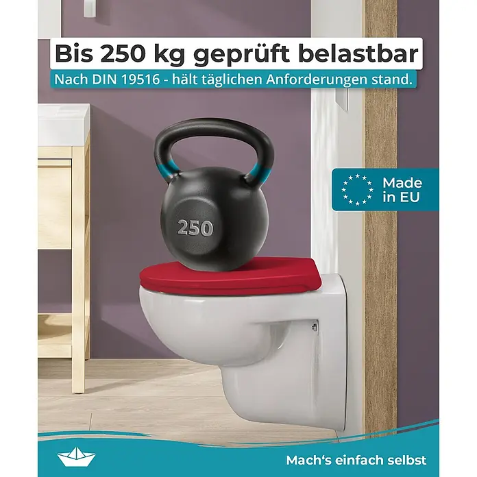 Calmwaters WC-Sitz Original - Duroplast, Rot, Mit Absenkautomatik - Weiße Toilette mit rotem Sitz, auf der eine 250kg Kettlebell die Belastbarkeit von 250kg zeigt. Made in EU.