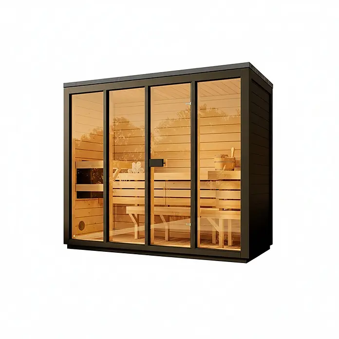 FinnTherm Gartensauna Kuuma L black aus Holz in Schwarz mit 42mm Wandstärke -  - Moderne Außensauna mit schwarzem Rahmen und großen Glastüren, die ein warmes Holzinterieur mit Bänken und Saunazubehör zeigt.