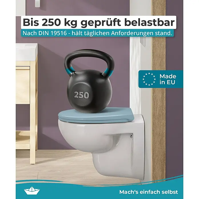 Calmwaters® Premium WC Sitz einfache Montage, Toilettendeckel bis 250 kg, Made in EU, antibakterieller Duroplast, Absenkautomatik, 2 Montage Optionen, abnehmbar, Klobrille, oval, Bermuda-Blau -  - Ein weißes Wand-WC mit hellblauem Sitz, das eine 250 kg Kettlebell trägt und so seine Stärke demonstriert.