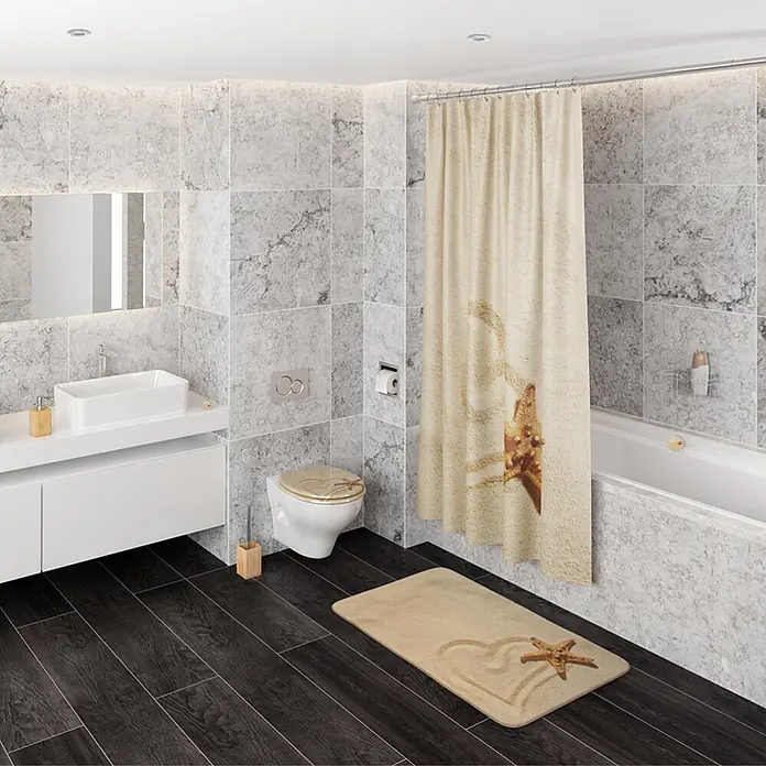 SANILO Badteppich Sandy 50 x 80 cm - 50 x 80 cm, Polyester, Braun - Beiger Duschvorhang und passende Badematte mit Sand- und Seesternmotiv in einem modernen Badezimmer.