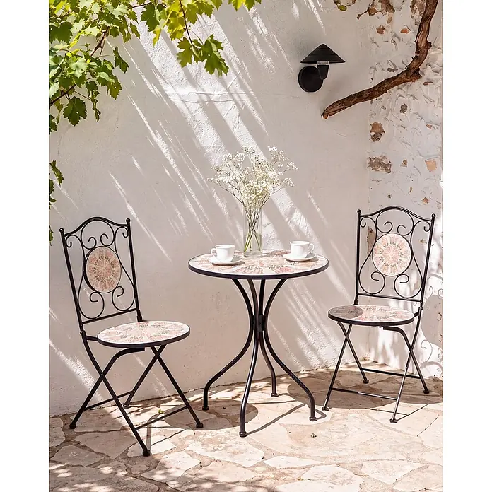 2er-Set Gartenstuhl SETTALA in Bunt/Schwarz/Weiß -  - Outdoor-Bistro-Set aus schwarzem Metall mit Tisch und zwei Klappstühlen, versehen mit Mosaikfliesen in floralem Muster.