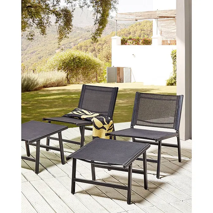 2er-Set Gartenstuhl MARCEDDI in Schwarz -  - Dunkelgraue Mesh-Garten-Lounge-Sitzgruppe mit zwei Stühlen und zwei Tischen auf einer Holzterrasse in sonniger Außenumgebung.