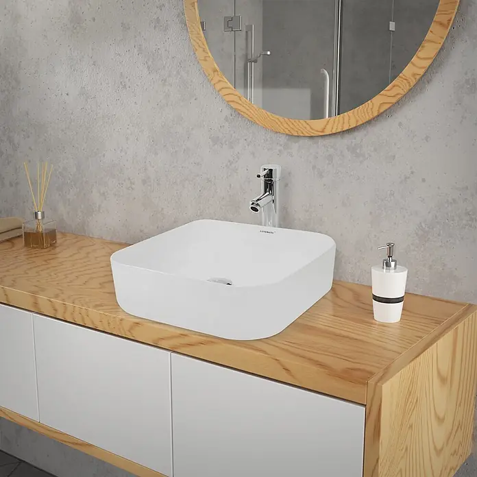 ECD Germany Waschbecken Waschtisch 390x390x140 mm Weiß Ablaufgarnitur -  - Weißes quadratisches Keramikwaschbecken mit sanften Kanten auf einem hellen Holzwaschtisch mit Chromarmatur in einem modernen Bad.