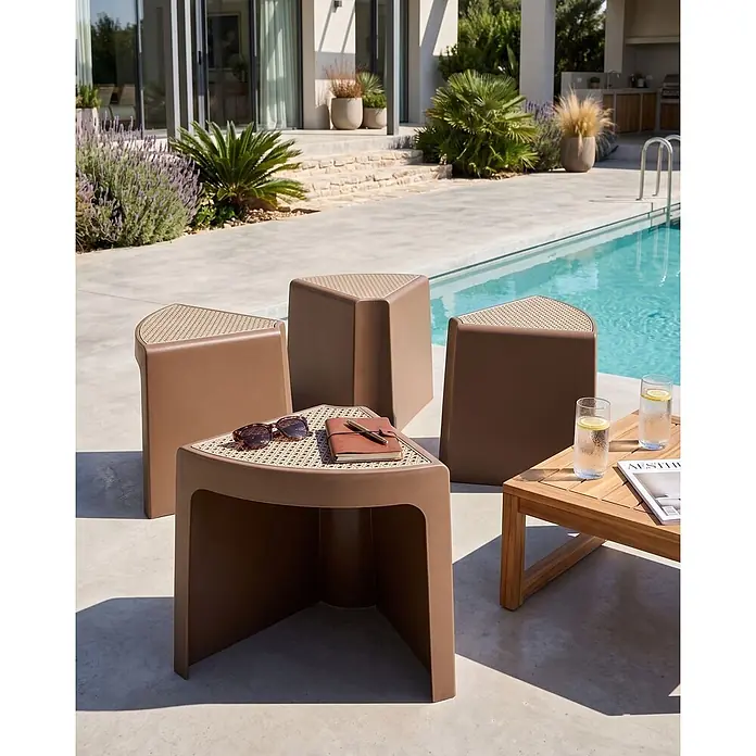 4er-Set Gartenstuhl EVROS in Braun -  - Vier braune, dreieckige Beistelltische mit geflochtenen Platten, im Freien am Pool mit Getränken und Accessoires.
