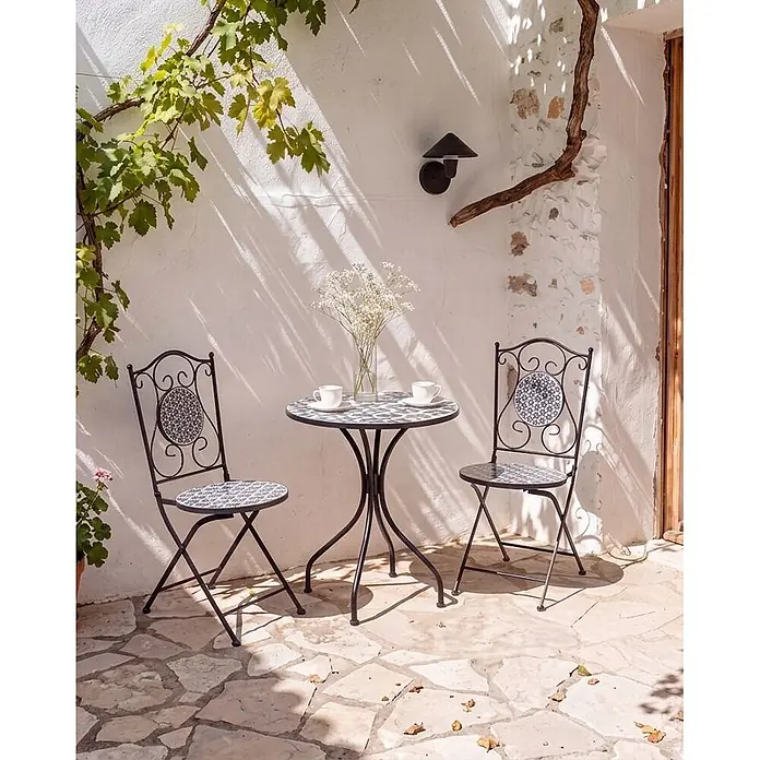 2er-Set Gartenstuhl SIROLO in Weiß/Blau/Schwarz -  - Schwarzes Metall-Bistroset mit Mosaik-Tisch und zwei Klappstühlen auf sonniger Terrasse.