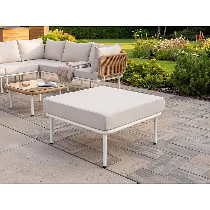 2-tlg Gartenstuhl BAUCINA in Beige/Weiß -  - Modernes Outdoor-Sitzset mit hellbeigen Kissen und weißen Gestellen, bestehend aus einem modularen Sofa, Couchtisch und Ottomane.