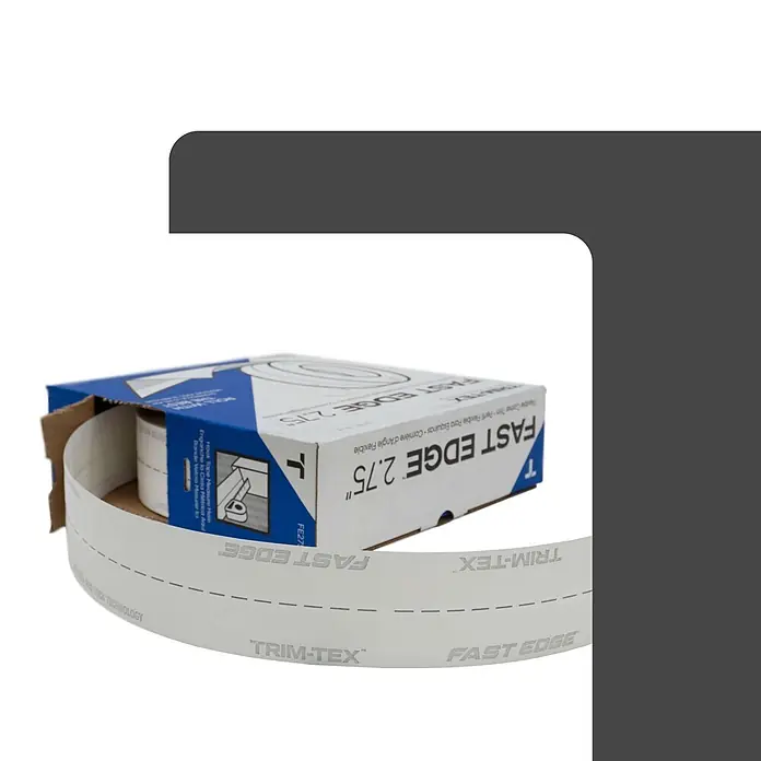 Protektor Kantenschutz für Trockenbau 30,4m Kantenprofil Rolle Trockenbau -  - Weißes Trim-Tex Fast Edge 2.75" flexibles Eckband rollt aus blauer und weißer Box.