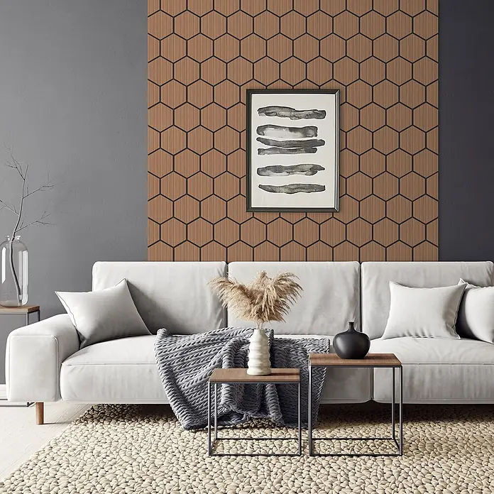 Akustikpaneel Hexagon 2er Set 66x81x2cm für 1m² Teak MDF Holzoptik -  - Sechseckige braune Holzwandfliesen bilden eine moderne Akzentwand in einem Wohnzimmer hinter einem weißen Sofa.
