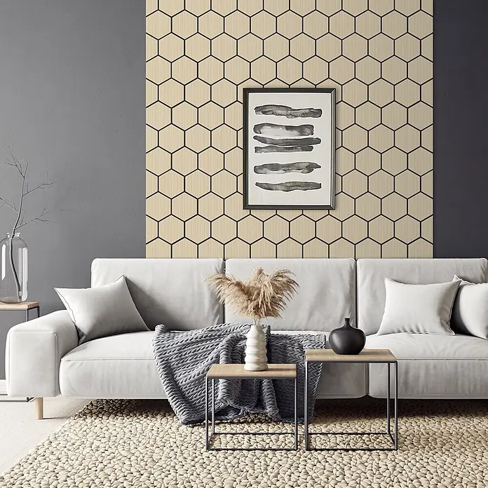 Akustikpaneel Hexagon 2er Set 66x81x2cm für 1m² Eiche MDF Holzoptik -  - Tapete mit sechseckigem Muster in hellem Holzton und dunklen Umrissen, an einer Wohnzimmerwand hinter einem Sofa.