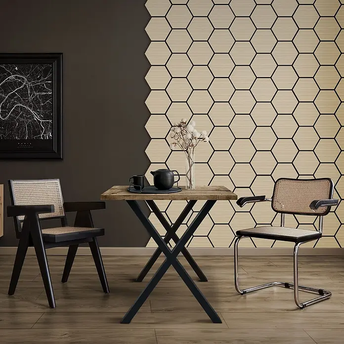 Akustikpaneel Hexagon 2er Set 66x81x2cm für 1m² Eiche MDF Holzoptik -  - Ein moderner Essbereich mit einem rustikalen Holztisch mit schwarzen X-förmigen Metallbeinen, begleitet von zwei Stühlen.