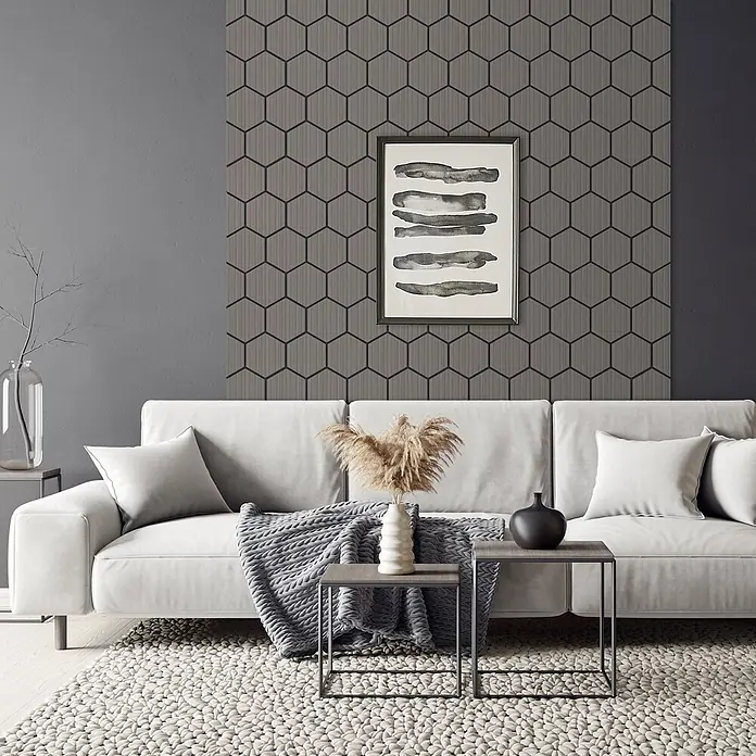 ML-Design Akustikpaneel 2er Set für 1m², Hexagon Wandplatten zur Schalldämmung - Grau, 2 Stk., 1 m² - Grau gemusterte sechseckige Tapete mit feinen vertikalen Streifen, ziert eine Wohnzimmerwand hinter einem hellen Sofa.