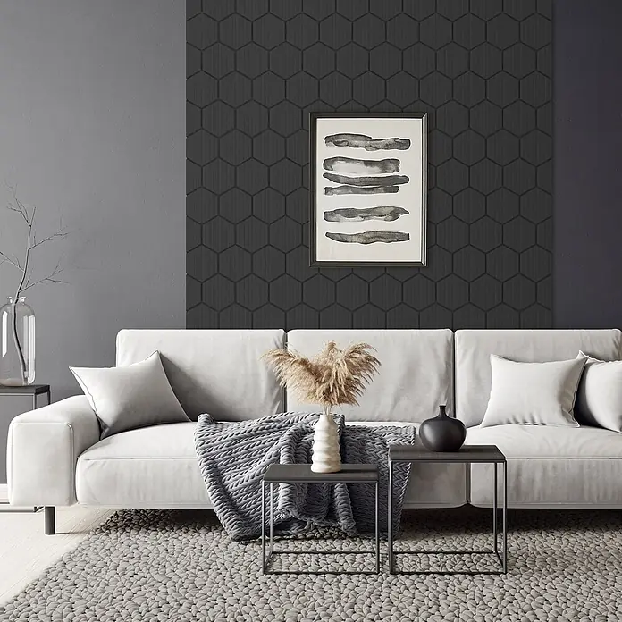 Akustikpaneel Hexagon 2er Set 66x81x2cm für 1m² Schwarz MDF Holzoptik -  - Schwarze sechseckige Wandverkleidung mit dezenter Textur als Akzentwand hinter einem weißen Sofa im modernen Wohnzimmer.