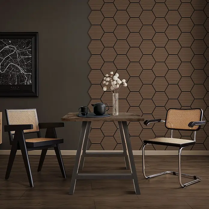 Akustikpaneel Hexagon 2er Set 66x81x2cm für 1m² Braun MDF Holzoptik -  - Dunkler Holz- und Metalltisch mit schwarzen Holz- und Chrom-Rohrgeflechtstühlen in einem Raum.