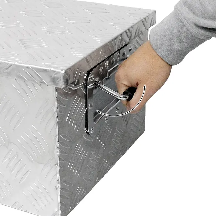 Alu Werkzeugkasten 73x24x32 cm 52 Liter  abschließbar 2 Schlüsseln -  - Silberne Riffelblech-Aluminium-Werkzeugkiste; eine Hand betätigt den Verschluss, Pfeil zeigt die Öffnungsbewegung.