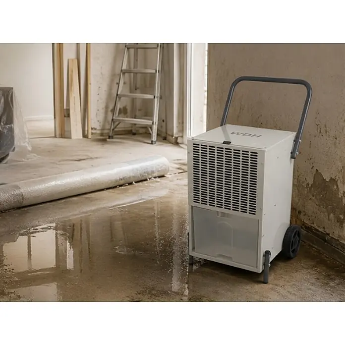 Bautrockner WDH-35B - für 65m² - 42 Liter/Tag - mit Schlauchanschluss -  - Weißer Industrietrockner auf Rädern, der einen nassen Betonboden in einem feuchten Raum aktiv trocknet.
