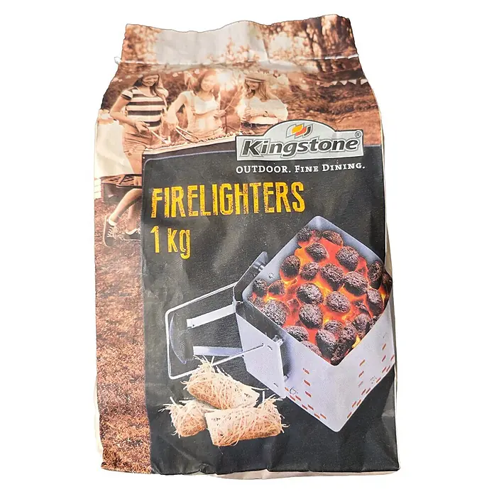 Kingstone Anzündwolle - Holz, 1 kg, Geeignet für: Grills - Kingstone 1 kg Anzünder-Beutel, abgebildet mit brennenden Kohlebriketts und Naturanzündern, vor einer Grillszene.