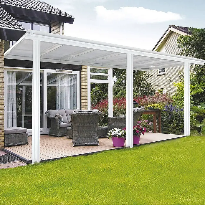 HOME DELUXE - Terrassenüberdachung SOLIS | Farbe: Weiß, Größe: 435 / 442 x 300 / 303 x 278 / 226 cm -  - Weißes Terrassendach mit lichtdurchlässiger Platte, das einen schattigen Außenbereich über einer Holzterrasse mit Möbeln am Haus bietet.
