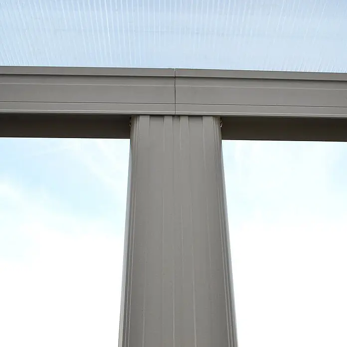 HOME DELUXE - Terrassenüberdachung SOLIS | Farbe: Weiß, Größe: 435 / 442 x 300 / 303 x 278 / 226 cm -  - Hellgraue geriffelte Säule stützt einen hellgrauen Träger und ein transparentes Wellplattendach.