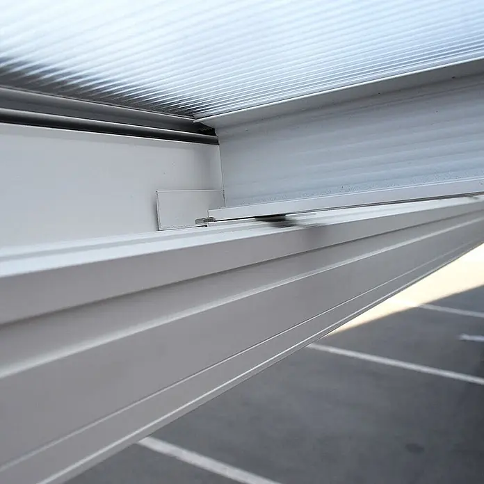 HOME DELUXE - Terrassenüberdachung SOLIS | Farbe: Weiß, Größe: 435 / 442 x 300 / 303 x 278 / 226 cm -  - Detail eines hellgrauen Aluminiumrahmens für ein Schiebedachsystem mit transluzenter Rippenplatte und Gleitmechanismus.