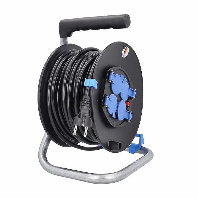 as - Schwabe Kabeltrommel 25m H05VV-F 3G1,5 IP20 -  - Schwarze Kabeltrommel mit aufgewickeltem Stromkabel, blauen Steckdosen, rotem Knopf und schwarzem Griff auf silbernem Metallständer.