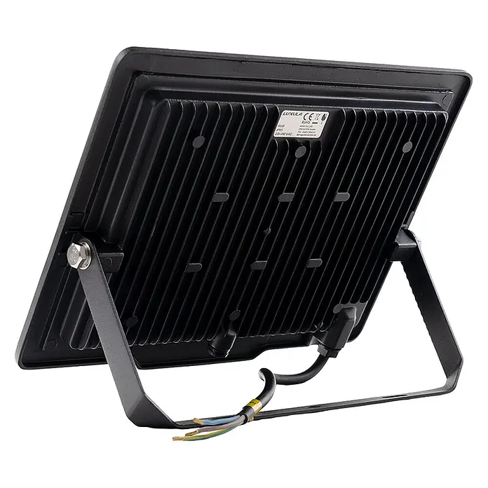 Luxula LED-Strahler - 50 W, IP65 - Schwarzer LED-Flutlichtstrahler, Rückansicht, mit Kühlrippen, verstellbarer Halterung und Kabeln. LUXULA-Markierung sichtbar.
