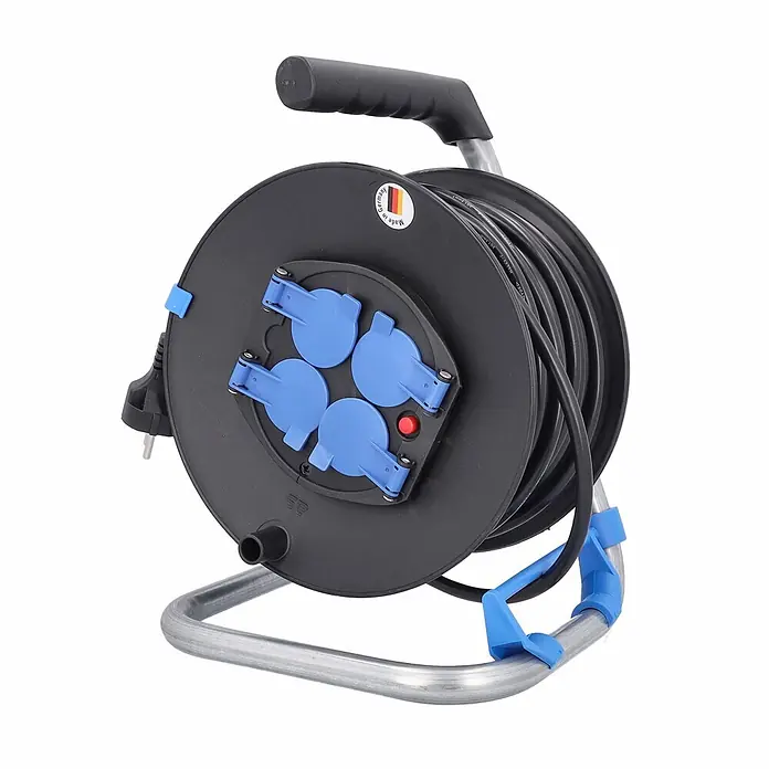 as - Schwabe Kabeltrommel 25m H05VV-F 3G1,5 IP20 -  - Schwarze Kabeltrommel mit 4 blauen Schutzkontaktsteckdosen, rotem Knopf und grauem Metallständer.