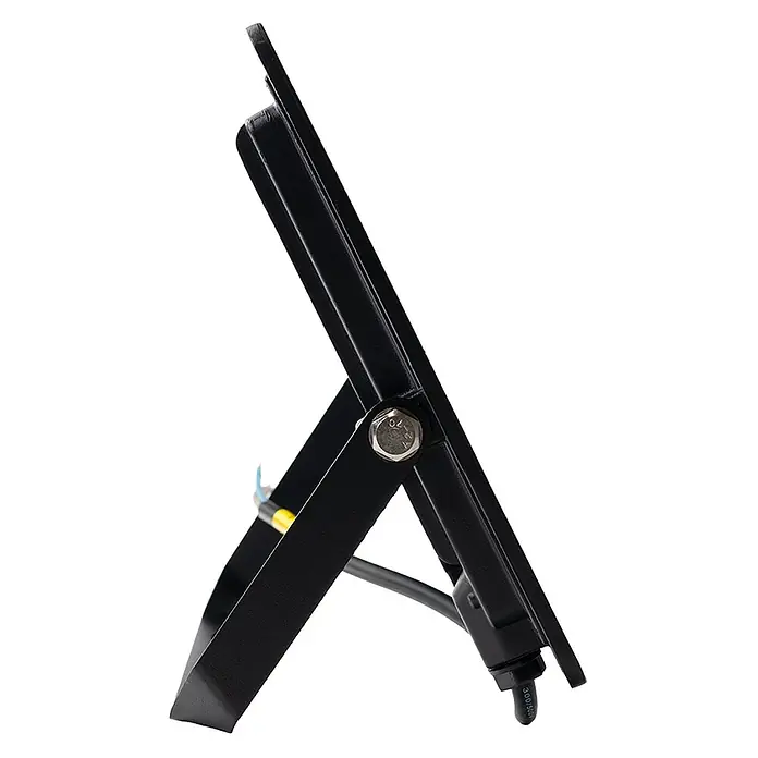 Luxula LED-Strahler - 50 W, IP65 - Schwarzer LED-Fluter von der Seite, zeigt verstellbaren Metallständer, Befestigungsschraube und Stromkabelanschluss.