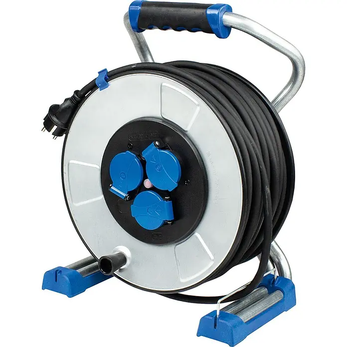 as - Schwabe Metallkabeltrommel Schutzisolierung 230V 40m H07RN-F 3G2,5 IP44 -  - Schwarze Kabeltrommel mit silberner Spule, blauem Griff/Füßen und drei abgedeckten Steckdosen.