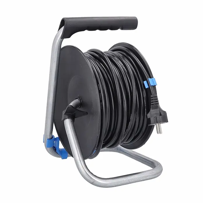 as - Schwabe Kabeltrommel 25m H05VV-F 3G1,5 IP20 -  - Schwarze Kabeltrommel mit Metallrahmen, schwarzem Griff und blauen Klammern, mit Eurostecker.