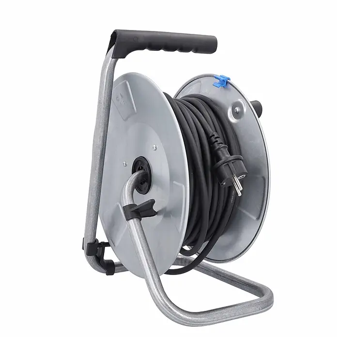 as - Schwabe Metallkabeltrommel 230V 25m H05RR-F 3G1,5 IP44 -  - Graue Metall-Kabeltrommel mit schwarzem Griff und aufgerolltem schwarzem Kabel, ausgestattet mit einem Eurostecker.