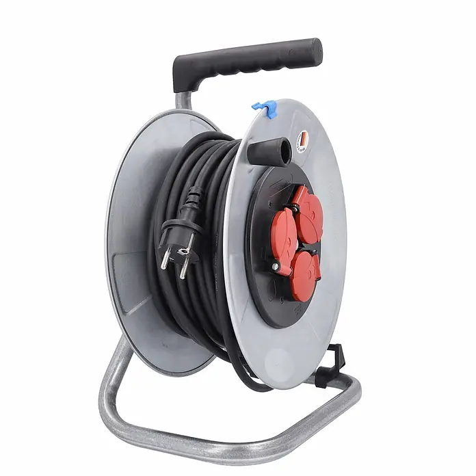 as - Schwabe Metallkabeltrommel 230V 25m H05RR-F 3G1,5 IP44 -  - Graue Kabeltrommel mit schwarzem Kabel, mehreren roten Steckdosen und schwarzem Griff auf Metallrahmen.