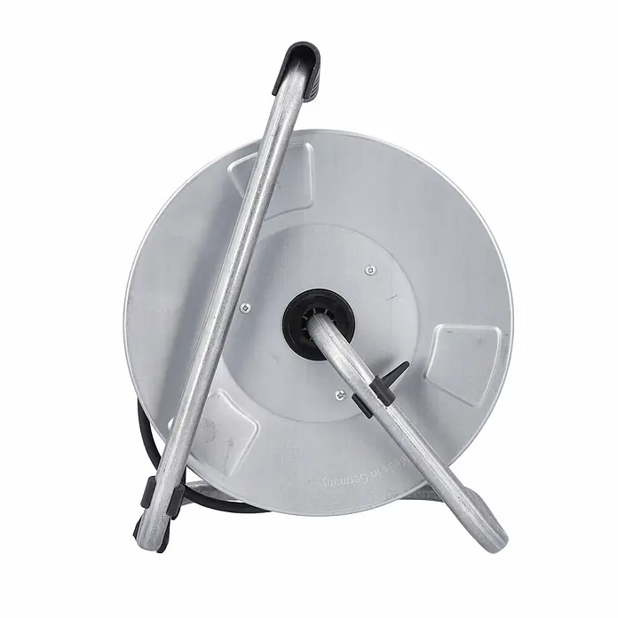 as - Schwabe Metallkabeltrommel 230V 25m H05RR-F 3G1,5 IP44 -  - Silbergraue Metallkabeltrommel mit schwarzem Griff und Gestell zum Aufwickeln von Kabeln.