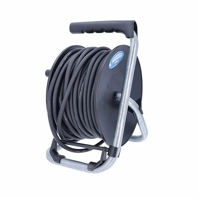 as-schwabe Kabeltrommel H05RR-F 3G1,5 - Kunststoff, 50 m, H05RR-F, IP44 - Schwarze Kabeltrommel mit aufgewickeltem schwarzem Kabel auf einem grauen Metallgestell mit schwarzem Griff. Blauer "Outdoor"-Aufkleber.