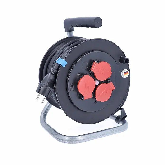 as-schwabe Kabeltrommel H05RR-F 3G1,5 - Kunststoff, 50 m, H05RR-F, IP44 - Schwarze Kabeltrommel mit drei roten Schutzkontaktsteckdosen, schwarzem Stecker und silbernem Metallständer und Griff.